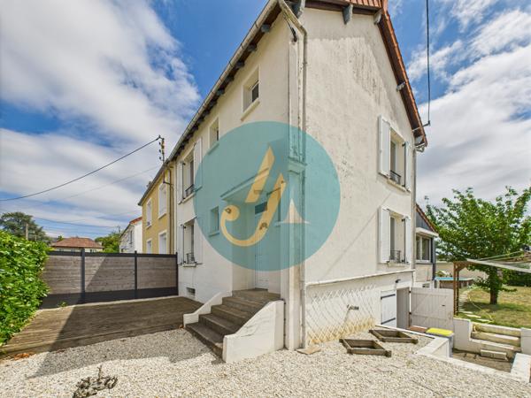 Nevers (58000) Maison de ville, 3 chambres, sous-sol complet et dépendances sur terrain clos.