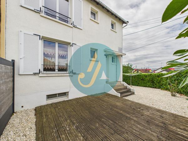 Nevers (58000) Maison de ville, 3 chambres, sous-sol complet et dépendances sur terrain clos.