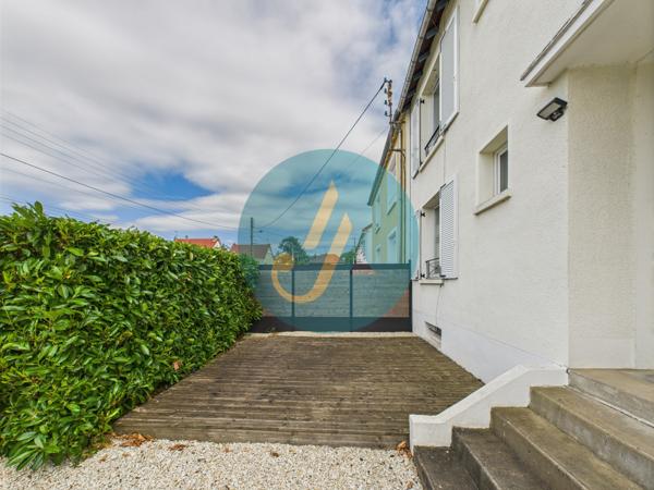 Nevers (58000) Maison de ville, 3 chambres, sous-sol complet et dépendances sur terrain clos.