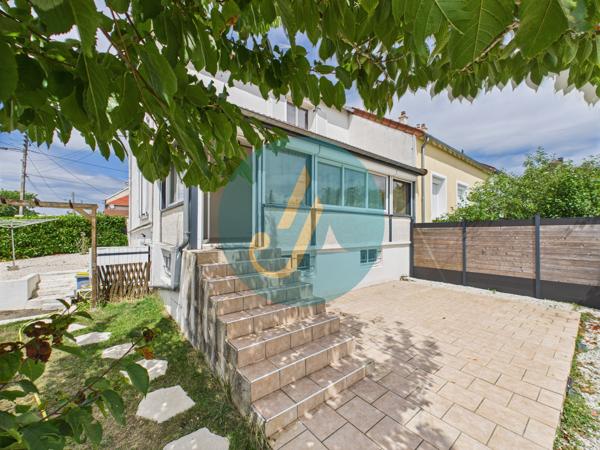 Nevers (58000) Maison de ville, 3 chambres, sous-sol complet et dépendances sur terrain clos.