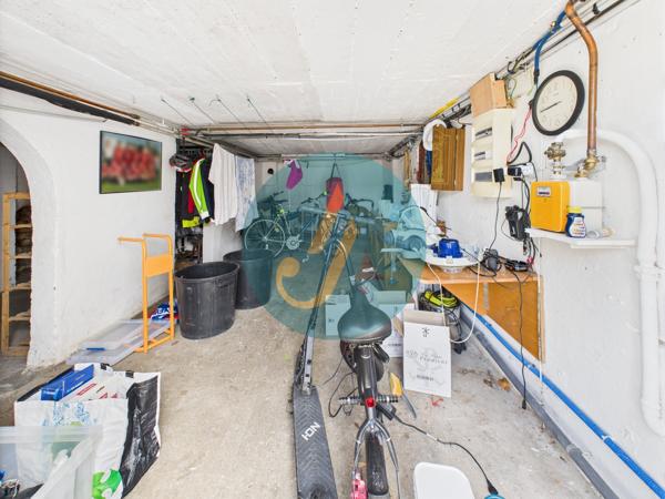 Nevers (58000) Maison de ville, 3 chambres, sous-sol complet et dépendances sur terrain clos.