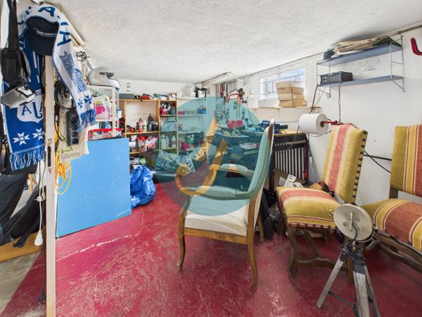 Nevers (58000) Maison de ville, 3 chambres, sous-sol complet et dépendances sur terrain clos.