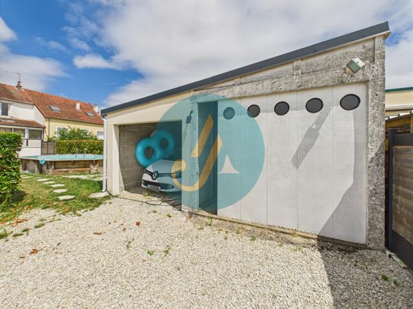 Nevers (58000) Maison de ville, 3 chambres, sous-sol complet et dépendances sur terrain clos.