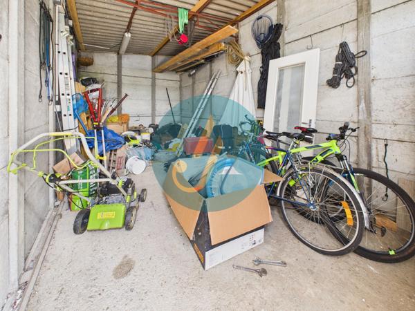 Nevers (58000) Maison de ville, 3 chambres, sous-sol complet et dépendances sur terrain clos.