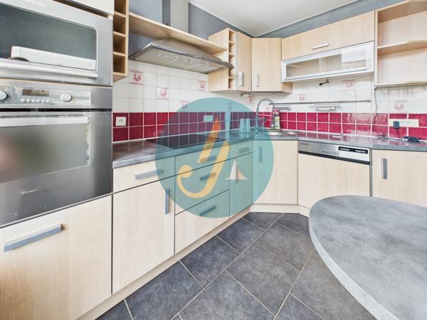 Nevers (58000) Maison de ville, 3 chambres, sous-sol complet et dépendances sur terrain clos.