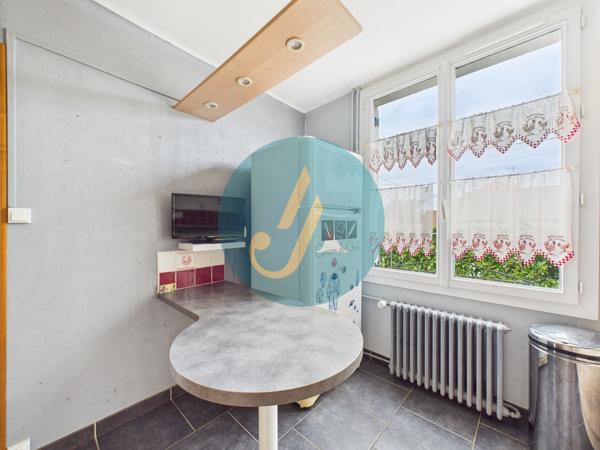 Nevers (58000) Maison de ville, 3 chambres, sous-sol complet et dépendances sur terrain clos.