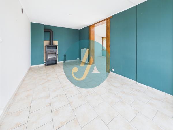 Nevers (58000) Maison de ville, 3 chambres, sous-sol complet et dépendances sur terrain clos.