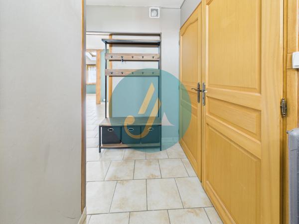 Nevers (58000) Maison de ville, 3 chambres, sous-sol complet et dépendances sur terrain clos.