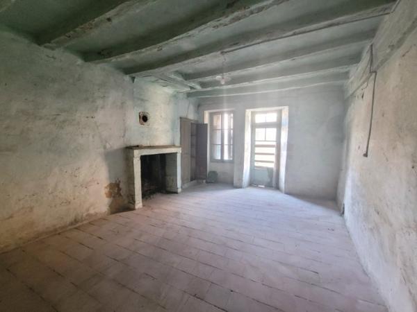 Bâtisse de 130m² de CACHET à RENOVER entièrement
