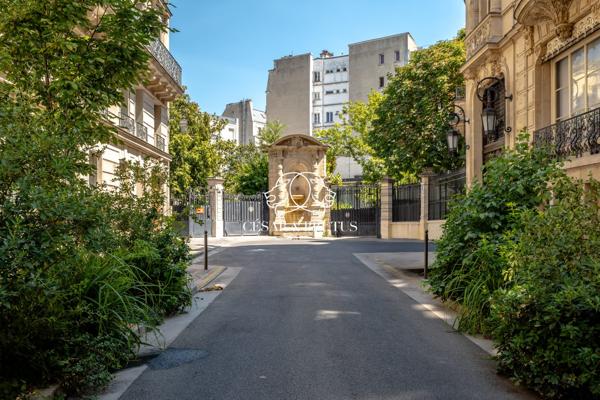 APPARTEMENT _ 94,69 m2 _ 3/4 PIECES _ PARIS 09