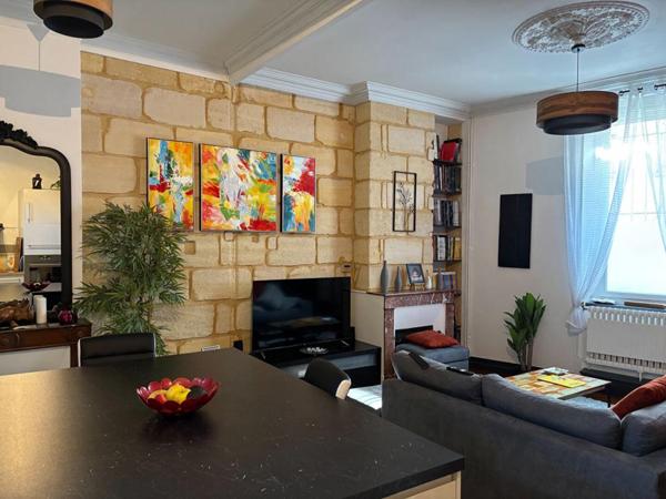 Maison en pierre dans rue calme St Genès