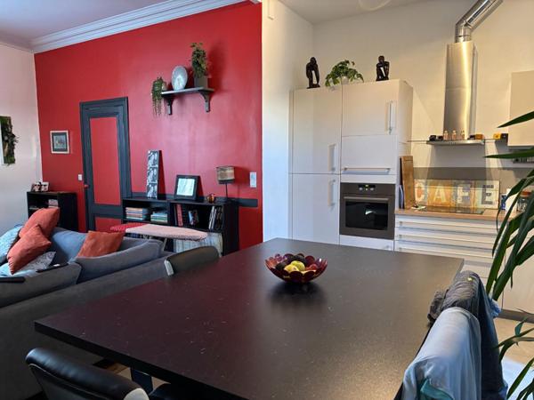 Maison en pierre dans rue calme St Genès