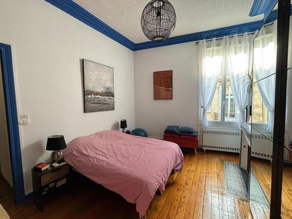 Maison en pierre dans rue calme St Genès