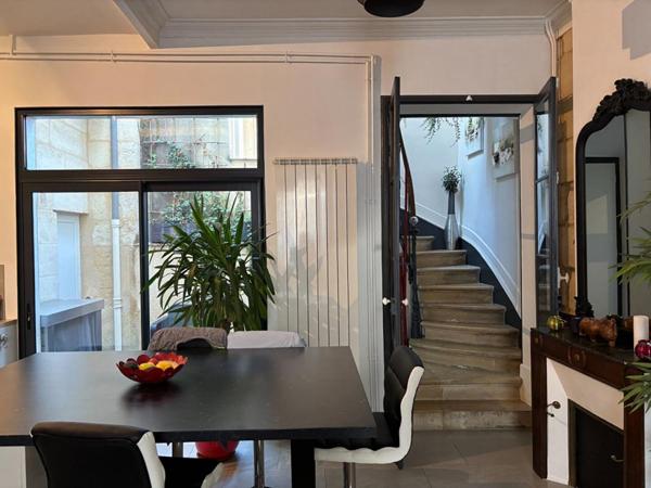 Maison en pierre dans rue calme St Genès