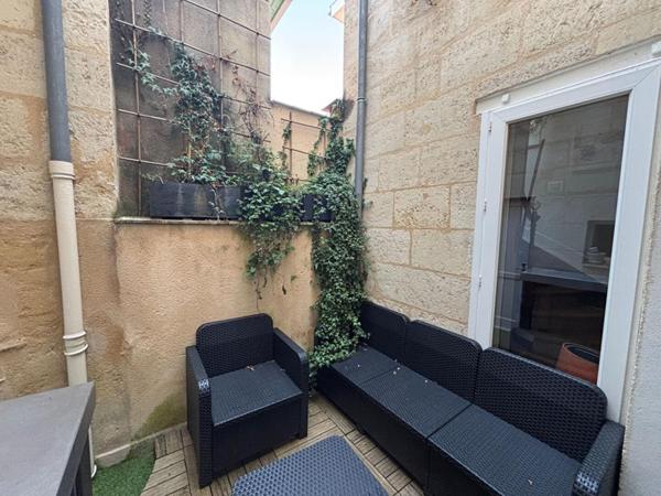 Maison en pierre dans rue calme St Genès