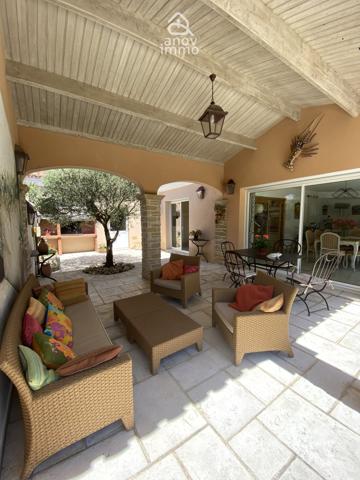 Villa
                                                                                                                                                                                                                                                                                                                        10 pièce(s)                                                                                                                                                                                                          4 chambre(s)                                                                                                                                                                                                          279  m²