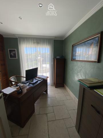 Villa
                                                                                                                                                                                                                                                                                                                        10 pièce(s)                                                                                                                                                                                                          4 chambre(s)                                                                                                                                                                                                          279  m²