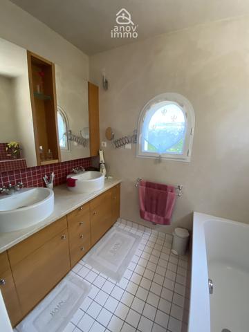 Villa
                                                                                                                                                                                                                                                                                                                        10 pièce(s)                                                                                                                                                                                                          4 chambre(s)                                                                                                                                                                                                          279  m²