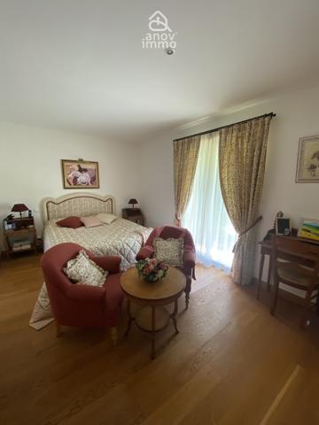 Villa
                                                                                                                                                                                                                                                                                                                        10 pièce(s)                                                                                                                                                                                                          4 chambre(s)                                                                                                                                                                                                          279  m²