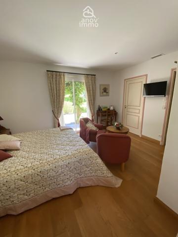 Villa
                                                                                                                                                                                                                                                                                                                        10 pièce(s)                                                                                                                                                                                                          4 chambre(s)                                                                                                                                                                                                          279  m²