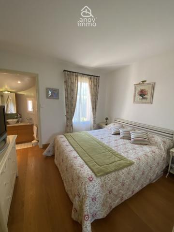 Villa
                                                                                                                                                                                                                                                                                                                        10 pièce(s)                                                                                                                                                                                                          4 chambre(s)                                                                                                                                                                                                          279  m²