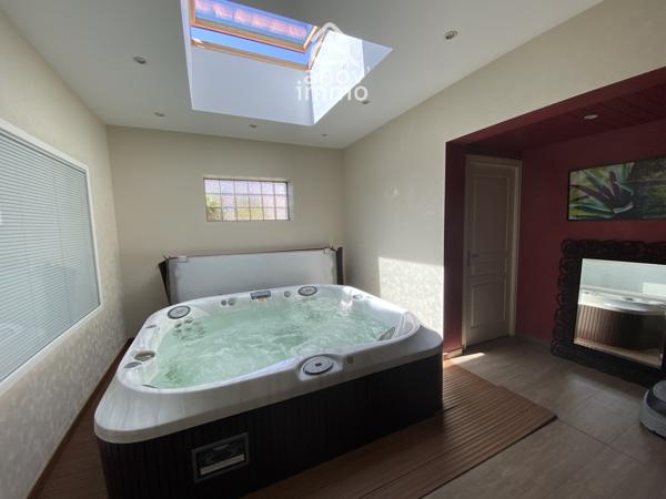 Villa
                                                                                                                                                                                                                                                                                                                        10 pièce(s)                                                                                                                                                                                                          4 chambre(s)                                                                                                                                                                                                          279  m²