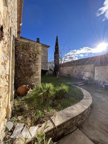 Village proche Uzes, ancienne magnanerie rénovée avec goût.