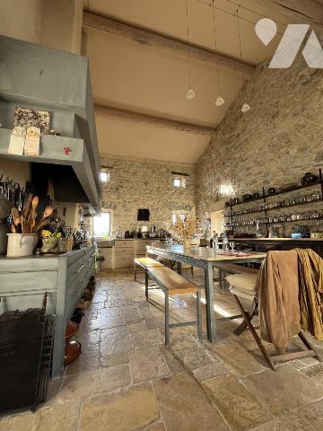 Village proche Uzes, ancienne magnanerie rénovée avec goût.