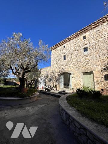 Village proche Uzes, ancienne magnanerie rénovée avec goût.