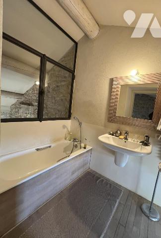 Village proche Uzes, ancienne magnanerie rénovée avec goût.