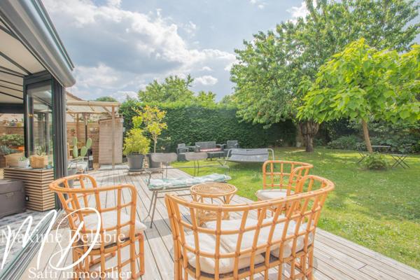 Maison d'architecte à Trangé avec garage attenant : élégance et nature en harmonie