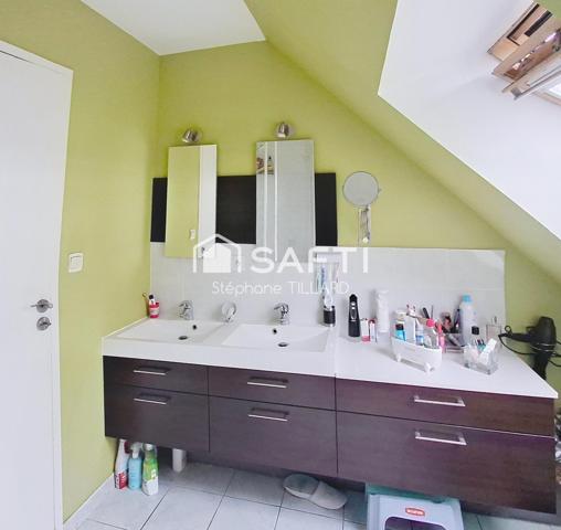 Maison familiale pleine de charme, à toute proximité du canal, à deux pas de Caen et des plages.