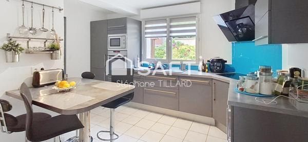 Maison familiale pleine de charme, à toute proximité du canal, à deux pas de Caen et des plages.