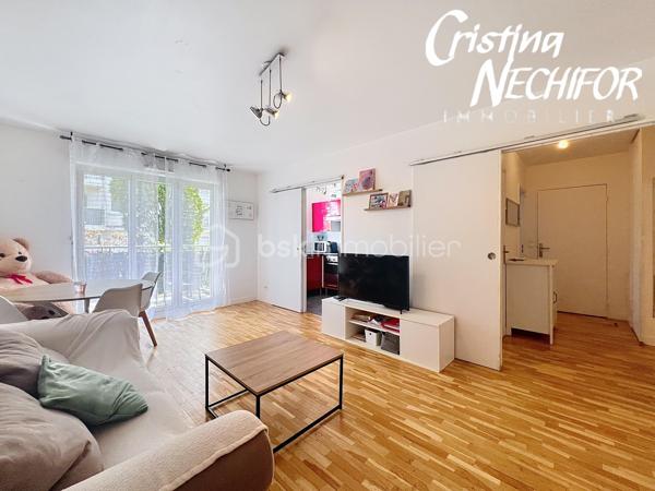 Situé au cœur du quartier prisé du Parc des Frênes à Montévrain, découvrez ce charmant appartement 2 pièces situé à l’étage avec ascenseur, au sein d’une résidence récente, calme et parfaitement entretenue.

D’une superficie confortable, cet appartement offre un cadre de vie agréable, lumineux et fonctionnel, idéal pour un premier achat, un couple ou un investissement locatif.

Il se compose de :

• Une entrée 
• Un séjour lumineux et convivial
• Une cuisine aménagée et équipée
• Une chambre confortable avec placard
• Une salle de bains
• WC séparés

🌿 Les + du bien :

• Appartement situé à l’étage avec ascenseur
• Résidence récente, sécurisée et bien entretenue
• Environnement calme et verdoyant
• Proximité immédiate des commerces, écoles et services
• Bus à quelques pas avec accès au RER A Val d’Europe
• Accès rapide à l’A4
• À proximité de Val d’Europe, La Vallée Village, Clos du Chêne et Disneyland Paris 🎢

🚆 Paris Gare de Lyon accessible en environ 35 minutes en RER A.

💡 Un appartement idéal pour profiter d’un cadre de vie paisible tout en restant à proximité des transports et des commodités du Val d’Europe.

👉 Une belle opportunité à découvrir rapidement !

📞 Contactez-moi pour organiser votre visite.