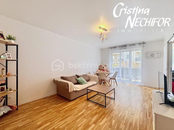 Situé au cœur du quartier prisé du Parc des Frênes à Montévrain, découvrez ce charmant appartement 2 pièces situé à l’étage avec ascenseur, au sein d’une résidence récente, calme et parfaitement entretenue.

D’une superficie confortable, cet appartement offre un cadre de vie agréable, lumineux et fonctionnel, idéal pour un premier achat, un couple ou un investissement locatif.

Il se compose de :

• Une entrée 
• Un séjour lumineux et convivial
• Une cuisine aménagée et équipée
• Une chambre confortable avec placard
• Une salle de bains
• WC séparés

🌿 Les + du bien :

• Appartement situé à l’étage avec ascenseur
• Résidence récente, sécurisée et bien entretenue
• Environnement calme et verdoyant
• Proximité immédiate des commerces, écoles et services
• Bus à quelques pas avec accès au RER A Val d’Europe
• Accès rapide à l’A4
• À proximité de Val d’Europe, La Vallée Village, Clos du Chêne et Disneyland Paris 🎢

🚆 Paris Gare de Lyon accessible en environ 35 minutes en RER A.

💡 Un appartement idéal pour profiter d’un cadre de vie paisible tout en restant à proximité des transports et des commodités du Val d’Europe.

👉 Une belle opportunité à découvrir rapidement !

📞 Contactez-moi pour organiser votre visite.