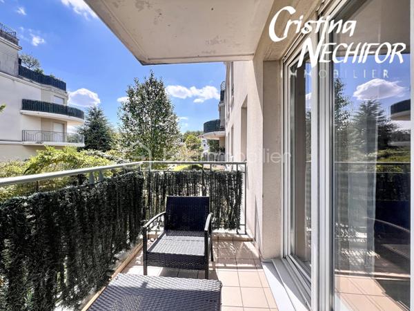Situé au cœur du quartier prisé du Parc des Frênes à Montévrain, découvrez ce charmant appartement 2 pièces situé à l’étage avec ascenseur, au sein d’une résidence récente, calme et parfaitement entretenue.

D’une superficie confortable, cet appartement offre un cadre de vie agréable, lumineux et fonctionnel, idéal pour un premier achat, un couple ou un investissement locatif.

Il se compose de :

• Une entrée 
• Un séjour lumineux et convivial
• Une cuisine aménagée et équipée
• Une chambre confortable avec placard
• Une salle de bains
• WC séparés

🌿 Les + du bien :

• Appartement situé à l’étage avec ascenseur
• Résidence récente, sécurisée et bien entretenue
• Environnement calme et verdoyant
• Proximité immédiate des commerces, écoles et services
• Bus à quelques pas avec accès au RER A Val d’Europe
• Accès rapide à l’A4
• À proximité de Val d’Europe, La Vallée Village, Clos du Chêne et Disneyland Paris 🎢

🚆 Paris Gare de Lyon accessible en environ 35 minutes en RER A.

💡 Un appartement idéal pour profiter d’un cadre de vie paisible tout en restant à proximité des transports et des commodités du Val d’Europe.

👉 Une belle opportunité à découvrir rapidement !

📞 Contactez-moi pour organiser votre visite.