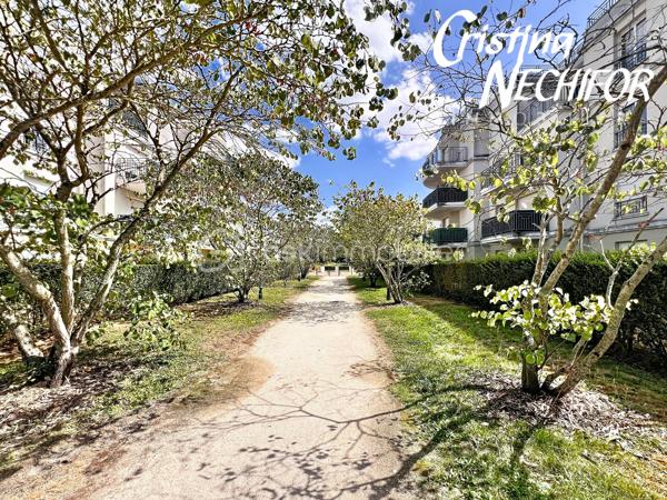 Situé au cœur du quartier prisé du Parc des Frênes à Montévrain, découvrez ce charmant appartement 2 pièces situé à l’étage avec ascenseur, au sein d’une résidence récente, calme et parfaitement entretenue.

D’une superficie confortable, cet appartement offre un cadre de vie agréable, lumineux et fonctionnel, idéal pour un premier achat, un couple ou un investissement locatif.

Il se compose de :

• Une entrée 
• Un séjour lumineux et convivial
• Une cuisine aménagée et équipée
• Une chambre confortable avec placard
• Une salle de bains
• WC séparés

🌿 Les + du bien :

• Appartement situé à l’étage avec ascenseur
• Résidence récente, sécurisée et bien entretenue
• Environnement calme et verdoyant
• Proximité immédiate des commerces, écoles et services
• Bus à quelques pas avec accès au RER A Val d’Europe
• Accès rapide à l’A4
• À proximité de Val d’Europe, La Vallée Village, Clos du Chêne et Disneyland Paris 🎢

🚆 Paris Gare de Lyon accessible en environ 35 minutes en RER A.

💡 Un appartement idéal pour profiter d’un cadre de vie paisible tout en restant à proximité des transports et des commodités du Val d’Europe.

👉 Une belle opportunité à découvrir rapidement !

📞 Contactez-moi pour organiser votre visite.