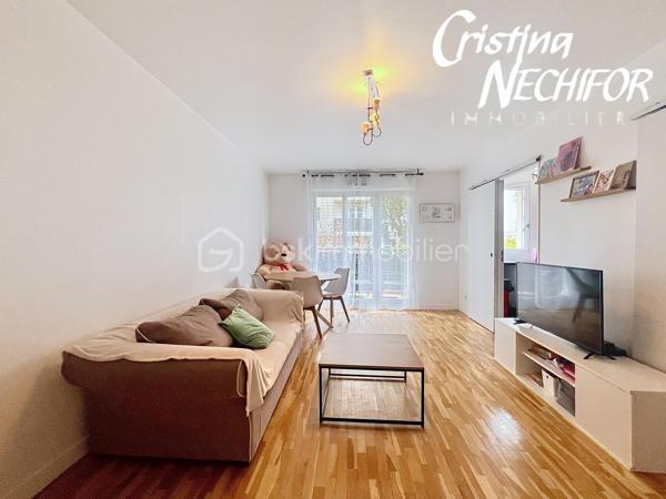 Situé au cœur du quartier prisé du Parc des Frênes à Montévrain, découvrez ce charmant appartement 2 pièces situé à l’étage avec ascenseur, au sein d’une résidence récente, calme et parfaitement entretenue.

D’une superficie confortable, cet appartement offre un cadre de vie agréable, lumineux et fonctionnel, idéal pour un premier achat, un couple ou un investissement locatif.

Il se compose de :

• Une entrée 
• Un séjour lumineux et convivial
• Une cuisine aménagée et équipée
• Une chambre confortable avec placard
• Une salle de bains
• WC séparés

🌿 Les + du bien :

• Appartement situé à l’étage avec ascenseur
• Résidence récente, sécurisée et bien entretenue
• Environnement calme et verdoyant
• Proximité immédiate des commerces, écoles et services
• Bus à quelques pas avec accès au RER A Val d’Europe
• Accès rapide à l’A4
• À proximité de Val d’Europe, La Vallée Village, Clos du Chêne et Disneyland Paris 🎢

🚆 Paris Gare de Lyon accessible en environ 35 minutes en RER A.

💡 Un appartement idéal pour profiter d’un cadre de vie paisible tout en restant à proximité des transports et des commodités du Val d’Europe.

👉 Une belle opportunité à découvrir rapidement !

📞 Contactez-moi pour organiser votre visite.