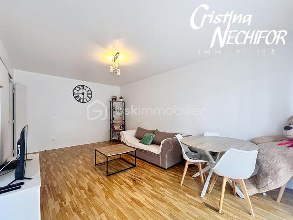 Situé au cœur du quartier prisé du Parc des Frênes à Montévrain, découvrez ce charmant appartement 2 pièces situé à l’étage avec ascenseur, au sein d’une résidence récente, calme et parfaitement entretenue.

D’une superficie confortable, cet appartement offre un cadre de vie agréable, lumineux et fonctionnel, idéal pour un premier achat, un couple ou un investissement locatif.

Il se compose de :

• Une entrée 
• Un séjour lumineux et convivial
• Une cuisine aménagée et équipée
• Une chambre confortable avec placard
• Une salle de bains
• WC séparés

🌿 Les + du bien :

• Appartement situé à l’étage avec ascenseur
• Résidence récente, sécurisée et bien entretenue
• Environnement calme et verdoyant
• Proximité immédiate des commerces, écoles et services
• Bus à quelques pas avec accès au RER A Val d’Europe
• Accès rapide à l’A4
• À proximité de Val d’Europe, La Vallée Village, Clos du Chêne et Disneyland Paris 🎢

🚆 Paris Gare de Lyon accessible en environ 35 minutes en RER A.

💡 Un appartement idéal pour profiter d’un cadre de vie paisible tout en restant à proximité des transports et des commodités du Val d’Europe.

👉 Une belle opportunité à découvrir rapidement !

📞 Contactez-moi pour organiser votre visite.
