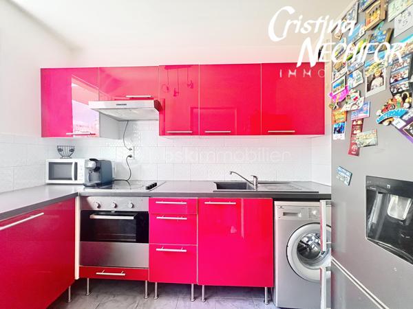 Situé au cœur du quartier prisé du Parc des Frênes à Montévrain, découvrez ce charmant appartement 2 pièces situé à l’étage avec ascenseur, au sein d’une résidence récente, calme et parfaitement entretenue.

D’une superficie confortable, cet appartement offre un cadre de vie agréable, lumineux et fonctionnel, idéal pour un premier achat, un couple ou un investissement locatif.

Il se compose de :

• Une entrée 
• Un séjour lumineux et convivial
• Une cuisine aménagée et équipée
• Une chambre confortable avec placard
• Une salle de bains
• WC séparés

🌿 Les + du bien :

• Appartement situé à l’étage avec ascenseur
• Résidence récente, sécurisée et bien entretenue
• Environnement calme et verdoyant
• Proximité immédiate des commerces, écoles et services
• Bus à quelques pas avec accès au RER A Val d’Europe
• Accès rapide à l’A4
• À proximité de Val d’Europe, La Vallée Village, Clos du Chêne et Disneyland Paris 🎢

🚆 Paris Gare de Lyon accessible en environ 35 minutes en RER A.

💡 Un appartement idéal pour profiter d’un cadre de vie paisible tout en restant à proximité des transports et des commodités du Val d’Europe.

👉 Une belle opportunité à découvrir rapidement !

📞 Contactez-moi pour organiser votre visite.
