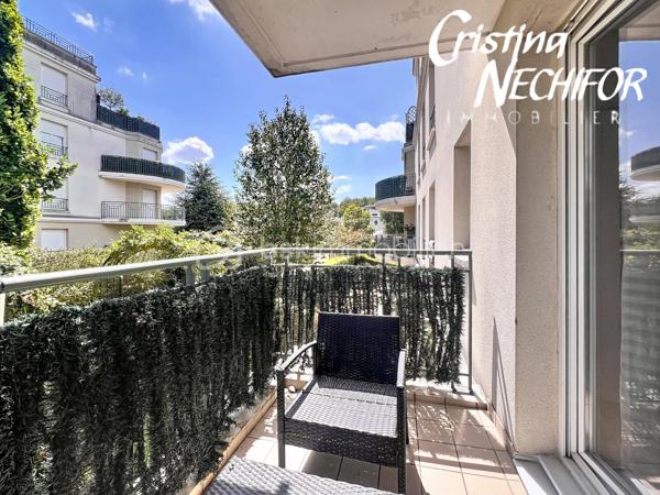 Situé au cœur du quartier prisé du Parc des Frênes à Montévrain, découvrez ce charmant appartement 2 pièces situé à l’étage avec ascenseur, au sein d’une résidence récente, calme et parfaitement entretenue.

D’une superficie confortable, cet appartement offre un cadre de vie agréable, lumineux et fonctionnel, idéal pour un premier achat, un couple ou un investissement locatif.

Il se compose de :

• Une entrée 
• Un séjour lumineux et convivial
• Une cuisine aménagée et équipée
• Une chambre confortable avec placard
• Une salle de bains
• WC séparés

🌿 Les + du bien :

• Appartement situé à l’étage avec ascenseur
• Résidence récente, sécurisée et bien entretenue
• Environnement calme et verdoyant
• Proximité immédiate des commerces, écoles et services
• Bus à quelques pas avec accès au RER A Val d’Europe
• Accès rapide à l’A4
• À proximité de Val d’Europe, La Vallée Village, Clos du Chêne et Disneyland Paris 🎢

🚆 Paris Gare de Lyon accessible en environ 35 minutes en RER A.

💡 Un appartement idéal pour profiter d’un cadre de vie paisible tout en restant à proximité des transports et des commodités du Val d’Europe.

👉 Une belle opportunité à découvrir rapidement !

📞 Contactez-moi pour organiser votre visite.