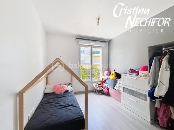Situé au cœur du quartier prisé du Parc des Frênes à Montévrain, découvrez ce charmant appartement 2 pièces situé à l’étage avec ascenseur, au sein d’une résidence récente, calme et parfaitement entretenue.

D’une superficie confortable, cet appartement offre un cadre de vie agréable, lumineux et fonctionnel, idéal pour un premier achat, un couple ou un investissement locatif.

Il se compose de :

• Une entrée 
• Un séjour lumineux et convivial
• Une cuisine aménagée et équipée
• Une chambre confortable avec placard
• Une salle de bains
• WC séparés

🌿 Les + du bien :

• Appartement situé à l’étage avec ascenseur
• Résidence récente, sécurisée et bien entretenue
• Environnement calme et verdoyant
• Proximité immédiate des commerces, écoles et services
• Bus à quelques pas avec accès au RER A Val d’Europe
• Accès rapide à l’A4
• À proximité de Val d’Europe, La Vallée Village, Clos du Chêne et Disneyland Paris 🎢

🚆 Paris Gare de Lyon accessible en environ 35 minutes en RER A.

💡 Un appartement idéal pour profiter d’un cadre de vie paisible tout en restant à proximité des transports et des commodités du Val d’Europe.

👉 Une belle opportunité à découvrir rapidement !

📞 Contactez-moi pour organiser votre visite.