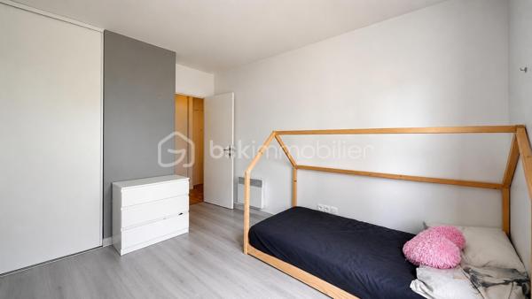 Situé au cœur du quartier prisé du Parc des Frênes à Montévrain, découvrez ce charmant appartement 2 pièces situé à l’étage avec ascenseur, au sein d’une résidence récente, calme et parfaitement entretenue.

D’une superficie confortable, cet appartement offre un cadre de vie agréable, lumineux et fonctionnel, idéal pour un premier achat, un couple ou un investissement locatif.

Il se compose de :

• Une entrée 
• Un séjour lumineux et convivial
• Une cuisine aménagée et équipée
• Une chambre confortable avec placard
• Une salle de bains
• WC séparés

🌿 Les + du bien :

• Appartement situé à l’étage avec ascenseur
• Résidence récente, sécurisée et bien entretenue
• Environnement calme et verdoyant
• Proximité immédiate des commerces, écoles et services
• Bus à quelques pas avec accès au RER A Val d’Europe
• Accès rapide à l’A4
• À proximité de Val d’Europe, La Vallée Village, Clos du Chêne et Disneyland Paris 🎢

🚆 Paris Gare de Lyon accessible en environ 35 minutes en RER A.

💡 Un appartement idéal pour profiter d’un cadre de vie paisible tout en restant à proximité des transports et des commodités du Val d’Europe.

👉 Une belle opportunité à découvrir rapidement !

📞 Contactez-moi pour organiser votre visite.