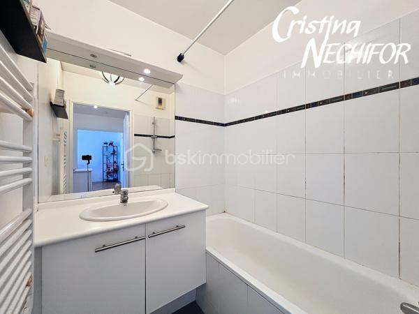 Situé au cœur du quartier prisé du Parc des Frênes à Montévrain, découvrez ce charmant appartement 2 pièces situé à l’étage avec ascenseur, au sein d’une résidence récente, calme et parfaitement entretenue.

D’une superficie confortable, cet appartement offre un cadre de vie agréable, lumineux et fonctionnel, idéal pour un premier achat, un couple ou un investissement locatif.

Il se compose de :

• Une entrée 
• Un séjour lumineux et convivial
• Une cuisine aménagée et équipée
• Une chambre confortable avec placard
• Une salle de bains
• WC séparés

🌿 Les + du bien :

• Appartement situé à l’étage avec ascenseur
• Résidence récente, sécurisée et bien entretenue
• Environnement calme et verdoyant
• Proximité immédiate des commerces, écoles et services
• Bus à quelques pas avec accès au RER A Val d’Europe
• Accès rapide à l’A4
• À proximité de Val d’Europe, La Vallée Village, Clos du Chêne et Disneyland Paris 🎢

🚆 Paris Gare de Lyon accessible en environ 35 minutes en RER A.

💡 Un appartement idéal pour profiter d’un cadre de vie paisible tout en restant à proximité des transports et des commodités du Val d’Europe.

👉 Une belle opportunité à découvrir rapidement !

📞 Contactez-moi pour organiser votre visite.