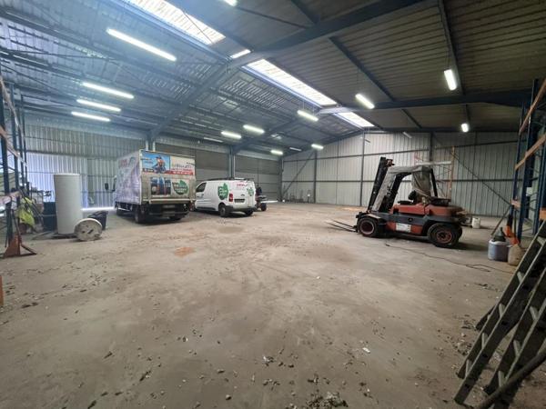 À LOUER – ensemble de dépôts accolés de 557 m² au total – Accès poids lourds – Rond-point de la Gineste, Rodez