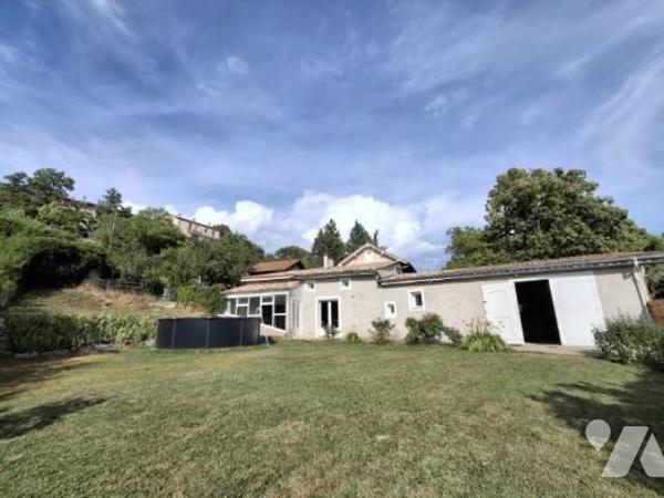 maison récente T5 de 190 m2 habitable avec gite et 2 garages sur 1500 m2 de jardin avec source