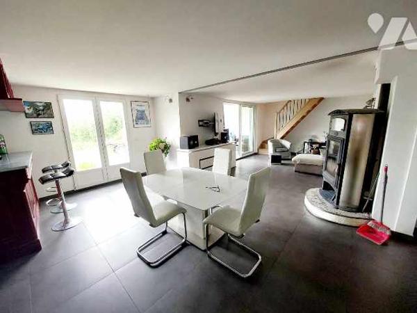 maison récente T5 de 190 m2 habitable avec gite et 2 garages sur 1500 m2 de jardin avec source
