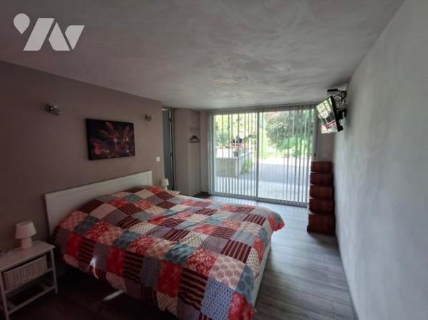 maison récente T5 de 190 m2 habitable avec gite et 2 garages sur 1500 m2 de jardin avec source