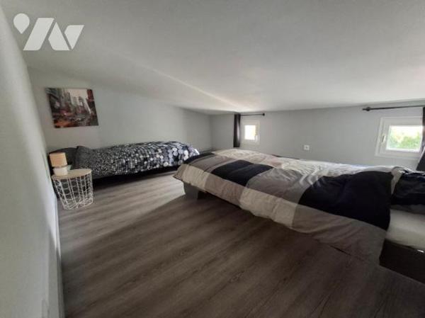 maison récente T5 de 190 m2 habitable avec gite et 2 garages sur 1500 m2 de jardin avec source