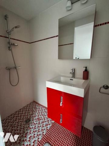 maison récente T5 de 190 m2 habitable avec gite et 2 garages sur 1500 m2 de jardin avec source